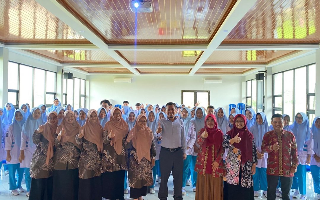 PELATIHAN PEMERIKSAAN KADAR HEMOGLOBIN (Hb) DAN GLUKOSA DENGAN POINT OF CARE TESTING (POCT) BAGI SISWA KESEHATAN DI SMK MUHAMMADIYAH 1 PANDAAN