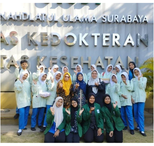 UNUSA Goes to SMK Bina Husada Surabaya : Penguatan Kompetensi Siswa SMK Bina Husada dengan Pelatihan Pengecatan Bakteri dan Safety laboratorium 