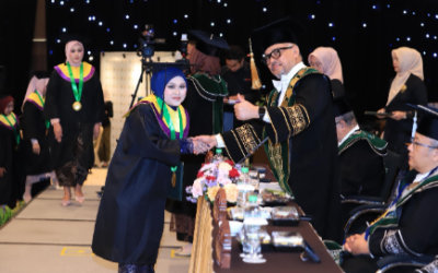 Menjadi Sarjana Pertama di Keluarga, Kisah Inspiratif Wisudawan Terbaik Kesehatan Masyarakat UNUSA