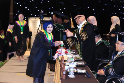 Menjadi Sarjana Pertama di Keluarga, Kisah Inspiratif Wisudawan Terbaik Kesehatan Masyarakat UNUSA